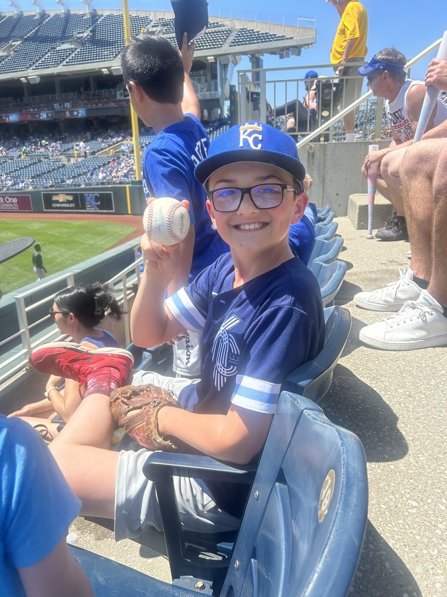 SPEShox's tweet photo. Just a reminder that things that matter, don’t always have to cost a lot or take a lot of effort. 

A big shoutout to @Brent_Rooker12 for making this guy’s birthday a day to remember for he and a bunch buddies. You’ve got another dozen fans or so! https://t.co/gbEGf81O13