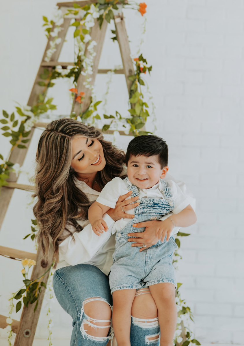 RowdyWestPhoto's tweet photo. Doing Mother’s Day pictures with your sister >>>>> 💗 https://t.co/6O77cWKKel
