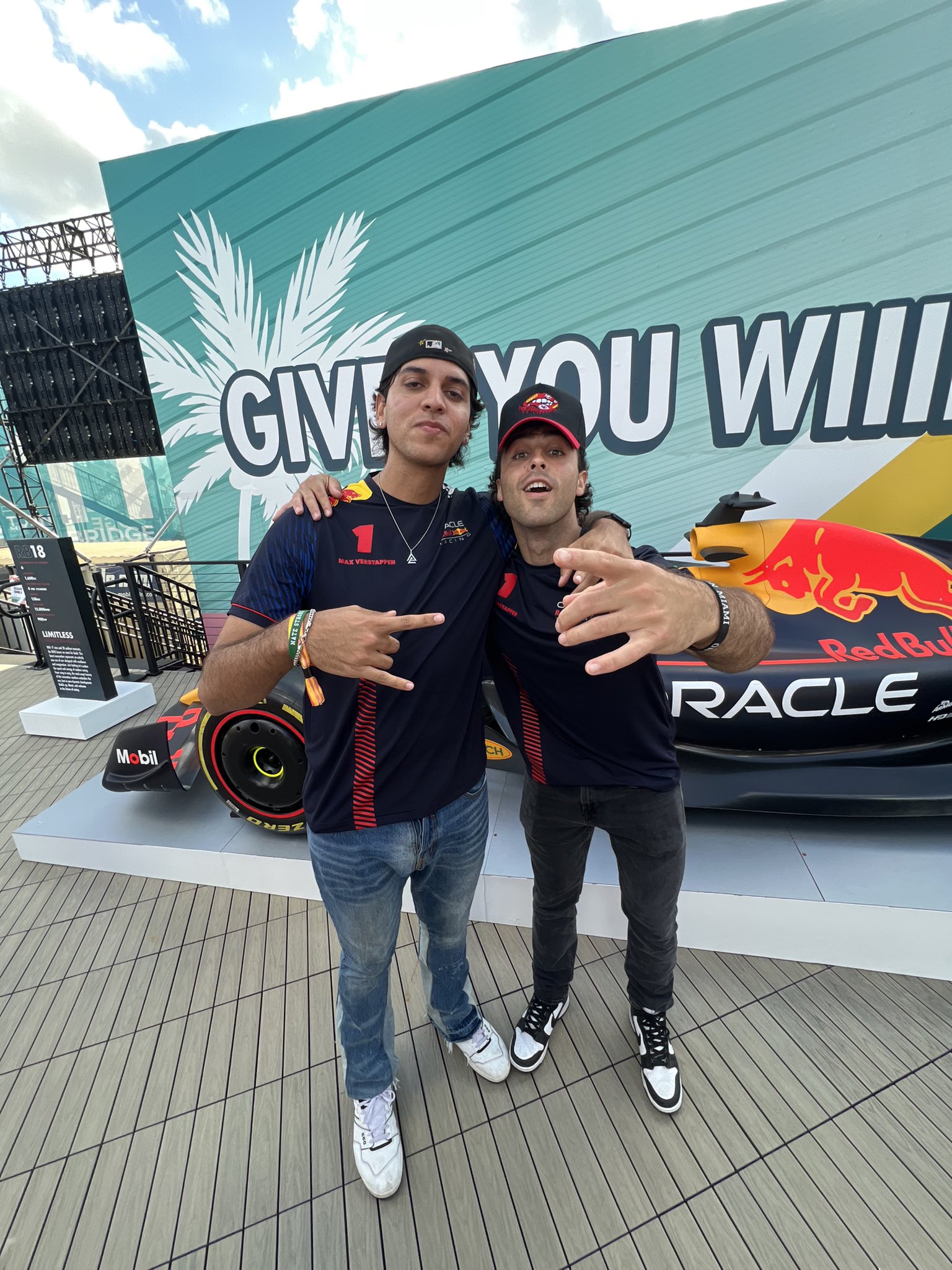 Nicholas (@nicknayersina) / Twitter