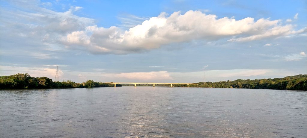 GBertrand_UE's tweet photo. Llegamos al Guaviare, puerta norte de la Amazonía, a celebrar el #DíaDeEuropa con mis colegas Embajador@s de los 16 países de la Unión Europea 🇪🇺 presentes en Colombia 🇧🇪🇨🇿🇩🇪🇩🇰🇨🇮🇪🇸🇨🇵🇮🇹🇭🇺🇳🇱🇦🇹🇵🇱🇵🇹🇷🇴🇫🇮🇸🇪. El río Guaviare decidió darnos una bienvenida majestuosa.
#EuropaConGuaviare https://t.co/X1mTTPKw0v