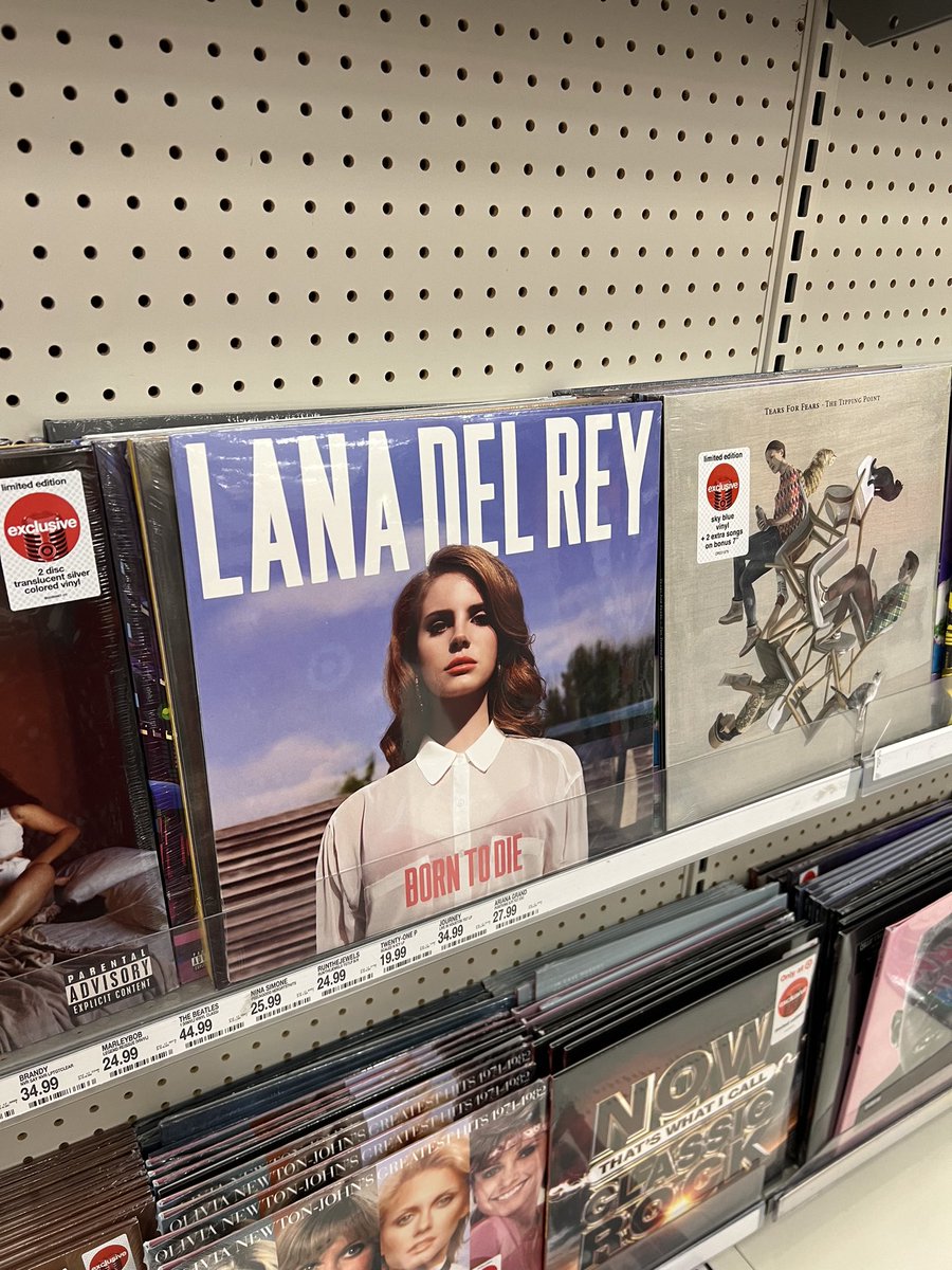 ariipopz's tweet photo. Still can’t believe this 😭 I never see Lana at TARGET https://t.co/CQfo1qCYav