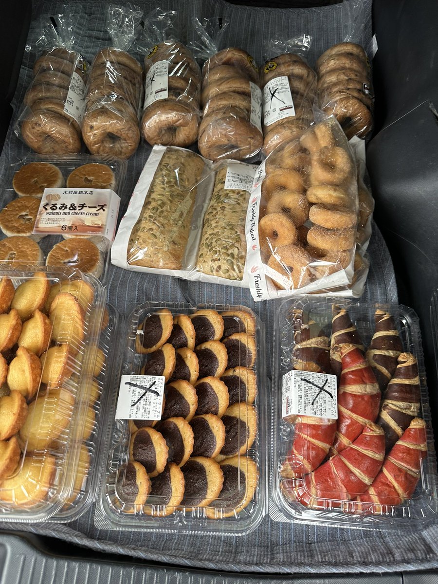 kaeruya_sokudou's tweet photo. #Costco さまよりパンをいただきました。
本日早めにおすそわけ致します。
先日いただきました、色んな苗もおすそわけ致します。

#山形県　#上山市　#フードバンクかみのやま　#フードパントリー　#フードロス　#山形県こどもの居場所づくりネットワーク　#子育て　#食材配布　#こどもの居場所 https://t.co/D1iQSIdWBi