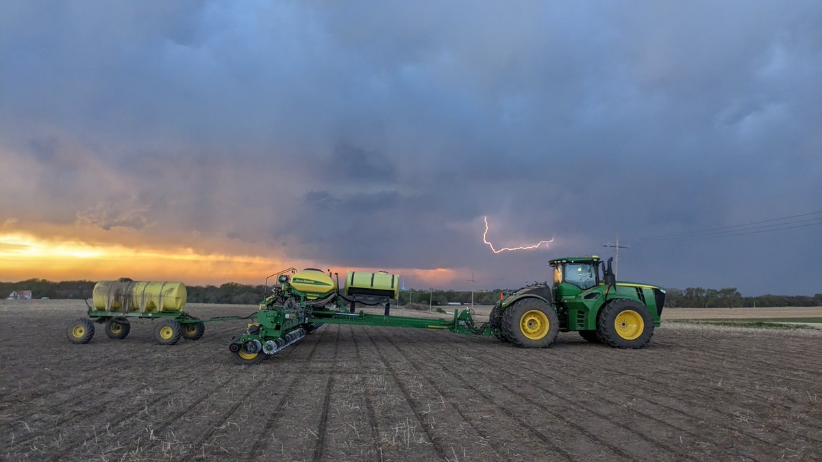 Mother Nature going to tease us!
#kansasstormset #plant23 #drought23