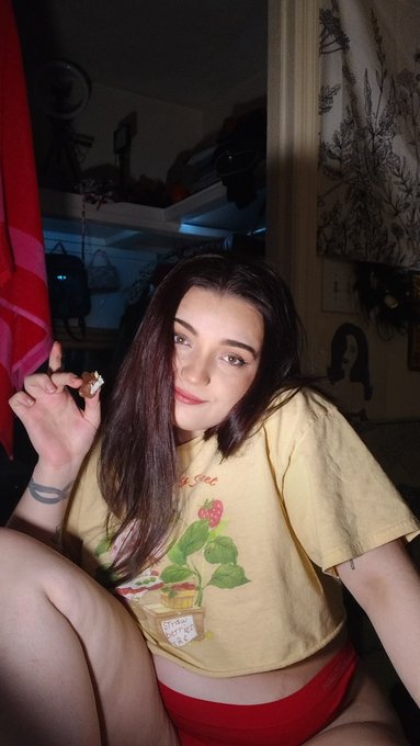 Two sides to every woman 😆 🍫 https://t.co/mDwjs7ucbU