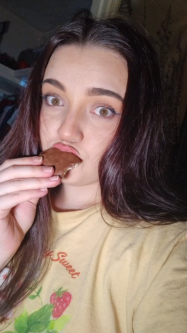 Two sides to every woman 😆 🍫 https://t.co/mDwjs7ucbU