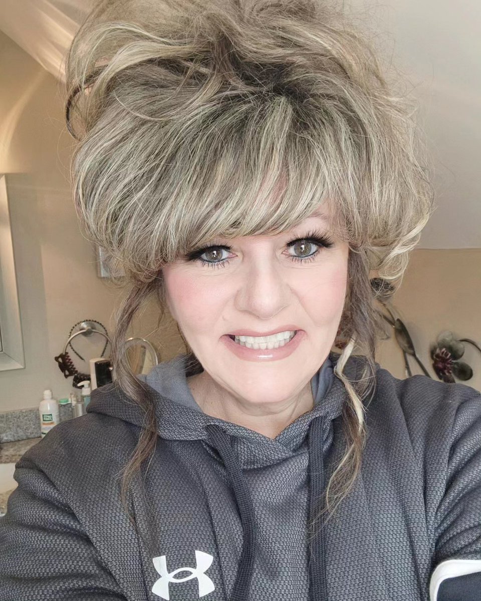 DawnJReid's tweet photo. #salonlife #hairstlylistlife #salonowner #whatdayoff #selfies #Happysunday #messybungettingstuffdone #bighairdontcare https://t.co/nE093J01QL