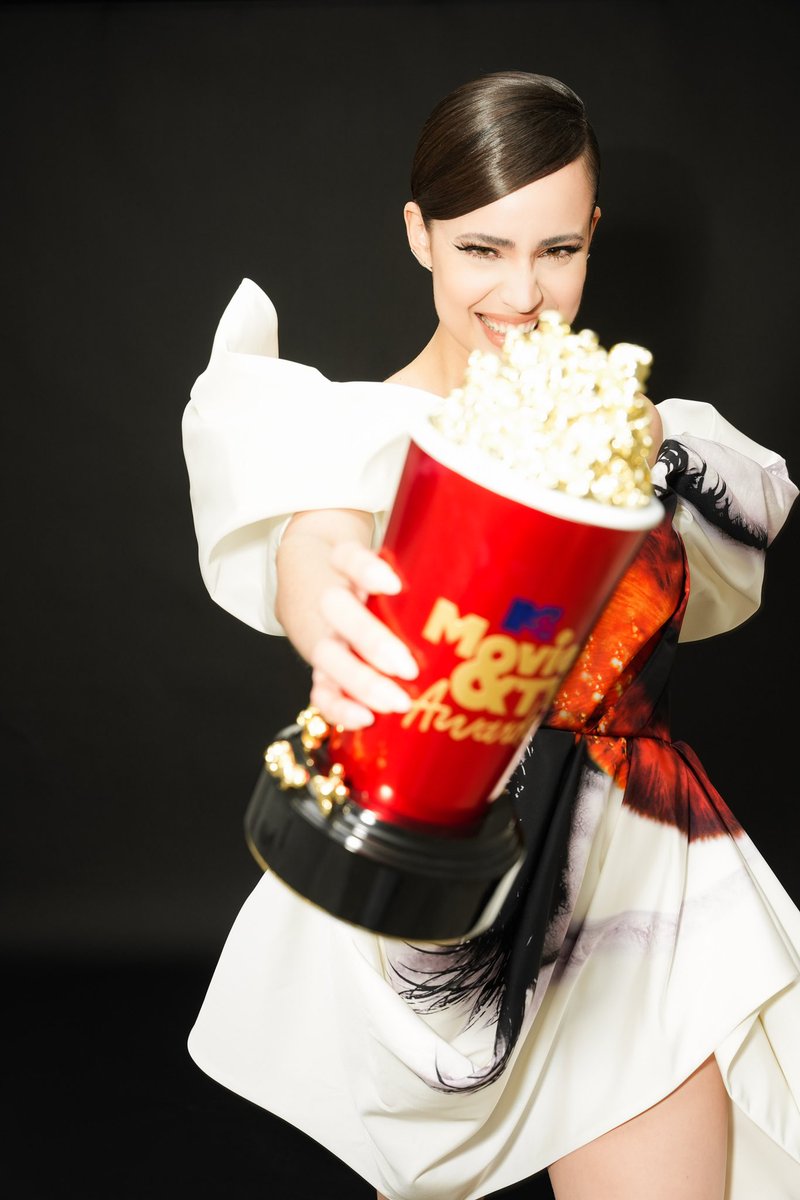 SofiaCarson's tweet image. COME BACK HOME is your BEST MUSICAL MOMENT♥️ 

And my Purple Heart is yours. Forever. This belongs to YOU. 

#MTVAwards @MTV