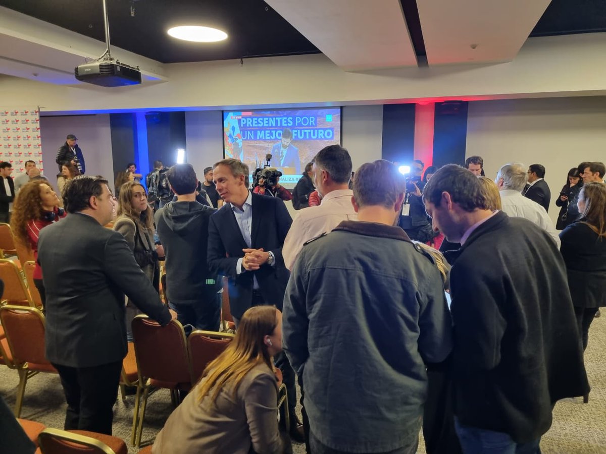 Dirigente de Chile Seguro ya estan en el salón, a punto de iniciar vocería. Aplausos y abrazos para Gloria Hutt #CooperativaElecciones