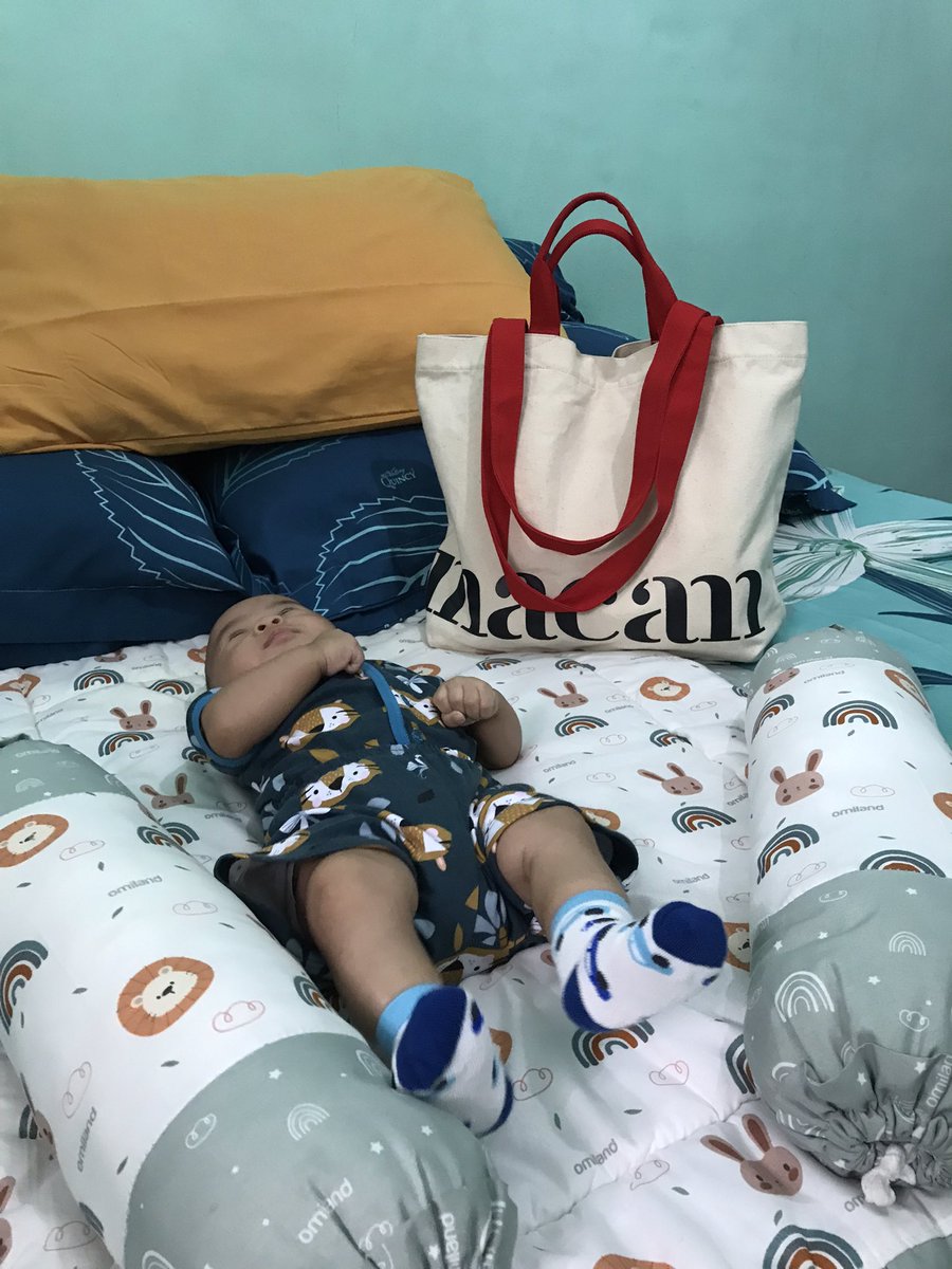 Tote bagnya <a href="/MuseumMACAN/">Museum of Modern And Contemporary Art in Nusantara</a> kece juga dipake buat jadi diaper bag 😆