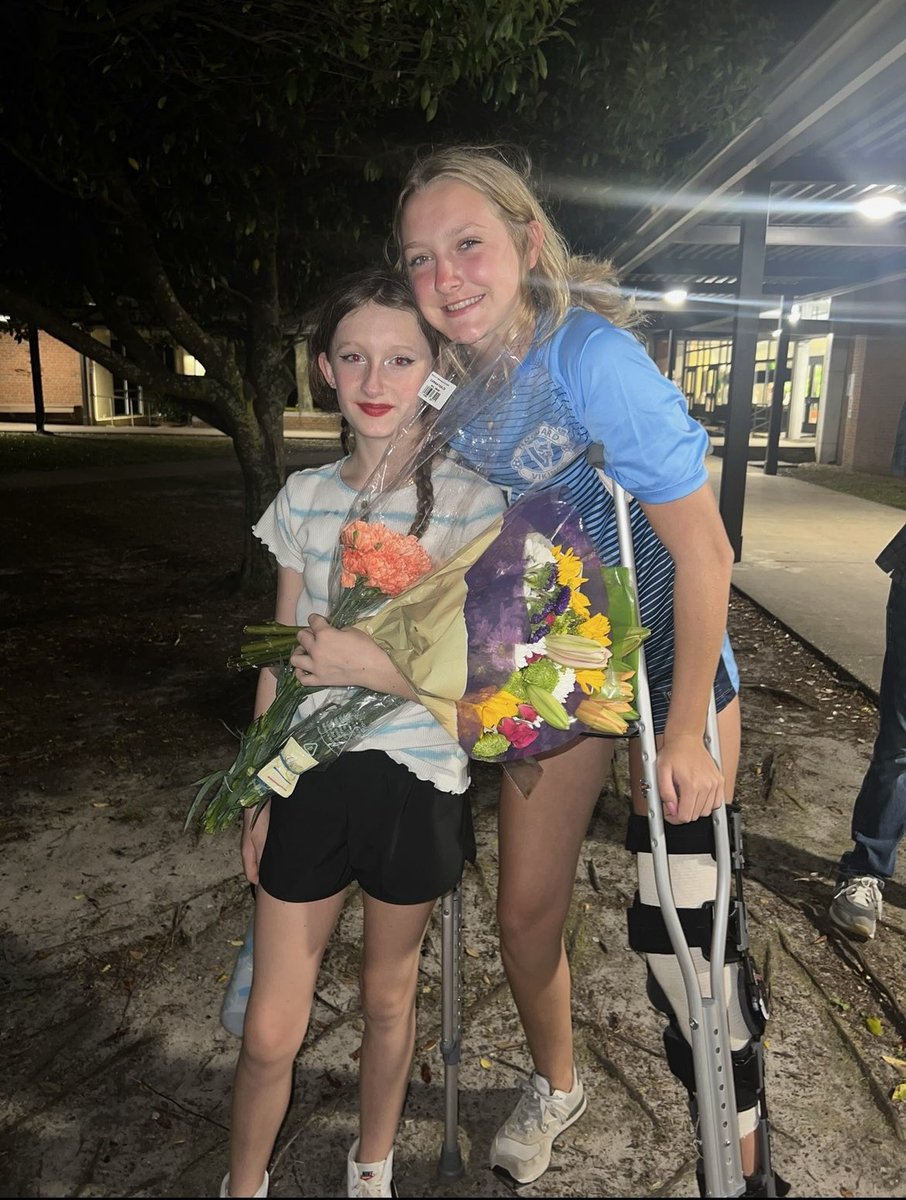 7 weeks post ACL reconstruction! Thankful for my coaches, teammates, and friends who have been so supportive in my recovery. Happy to have ditched the brace. Can’t wait to get back in the gym and on the field😄💪