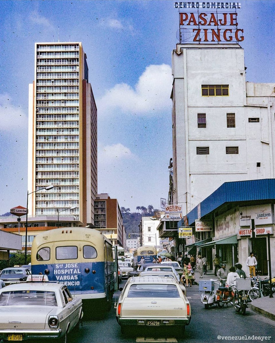El 6 de mayo de 1953 se inaugura el Pasaje Zingg, el primer centro comercial de Venezuela, con su lema "Caracas aprendió a subir escaleras sin levantar los pies", debido a sus novedosas escaleras mecánicas, las primeras del país.
#venezueladeayer

instagram.com/p/Cr5vj-zukUD/…