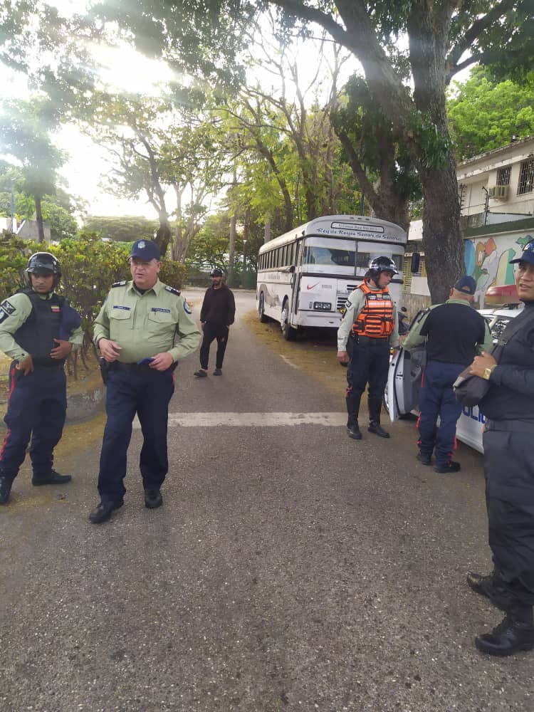 asocalifnorte's tweet photo. ATENCIÓN | Producto de las constantes denuncias de los vecinos de La California Norte, en el día de hoy #7Mayo se presentaron de nuevo funcionarios de @PolisucreOficia en la Av. Roma, donde está parado un bus desde hace más de un año. Ofrecieron retirarlo de ese lugar. https://t.co/LhCL5IfchW