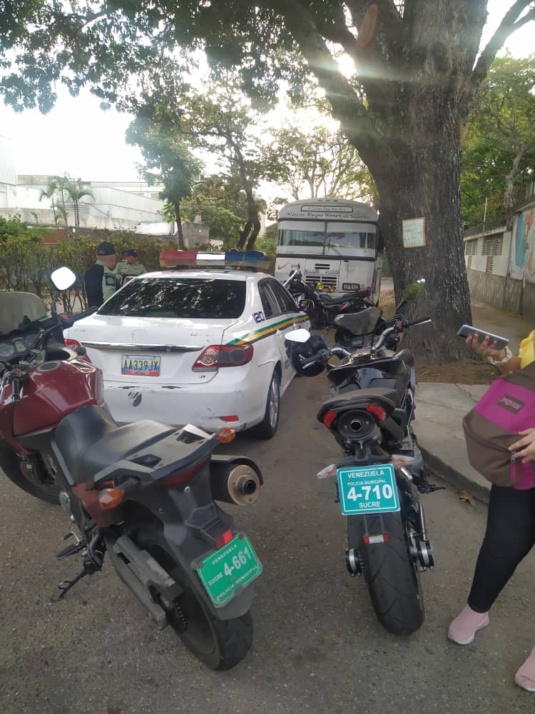 asocalifnorte's tweet photo. ATENCIÓN | Producto de las constantes denuncias de los vecinos de La California Norte, en el día de hoy #7Mayo se presentaron de nuevo funcionarios de @PolisucreOficia en la Av. Roma, donde está parado un bus desde hace más de un año. Ofrecieron retirarlo de ese lugar. https://t.co/LhCL5IfchW