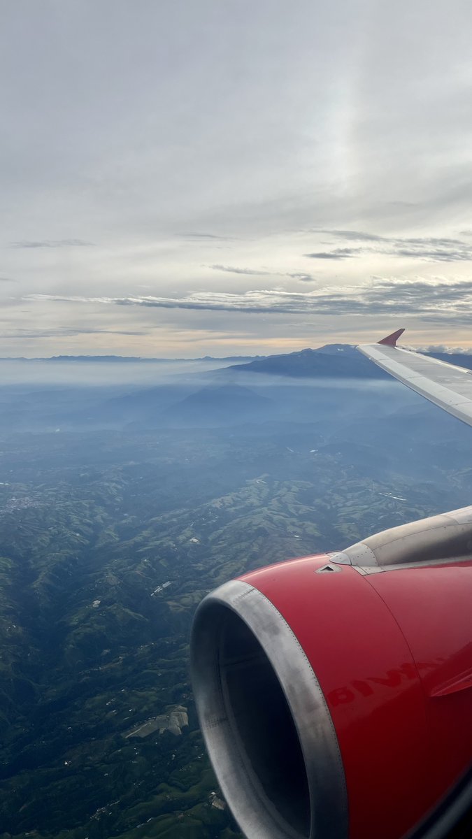 Spectacular starboard view on board AV 9805 BOG>PEI during sunrise this morning, to kick off a two-week vacation in Colombian nature 🇨🇴

I'll be back, I think. 🌴

<a href="/Avianca/">avianca</a> #paxex #avgeek #A320