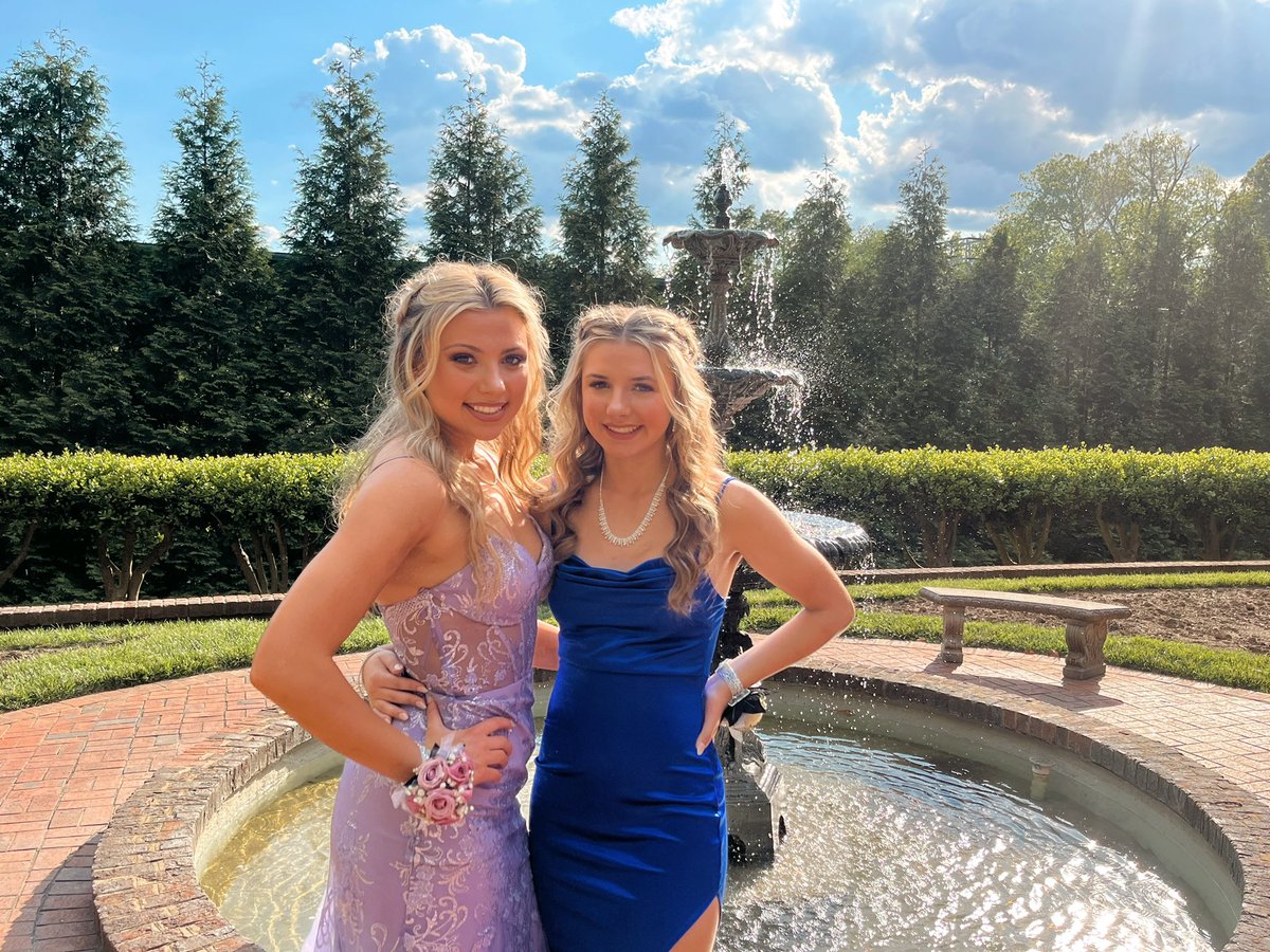 jocelynstanley_'s tweet photo. keeping our head, heels, and standards high 🪩🩷 #prom2023 #senoirprom https://t.co/QtM8iaoZu6