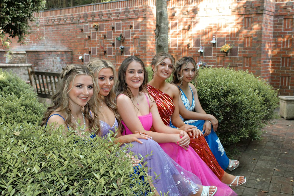 jocelynstanley_'s tweet photo. keeping our head, heels, and standards high 🪩🩷 #prom2023 #senoirprom https://t.co/QtM8iaoZu6