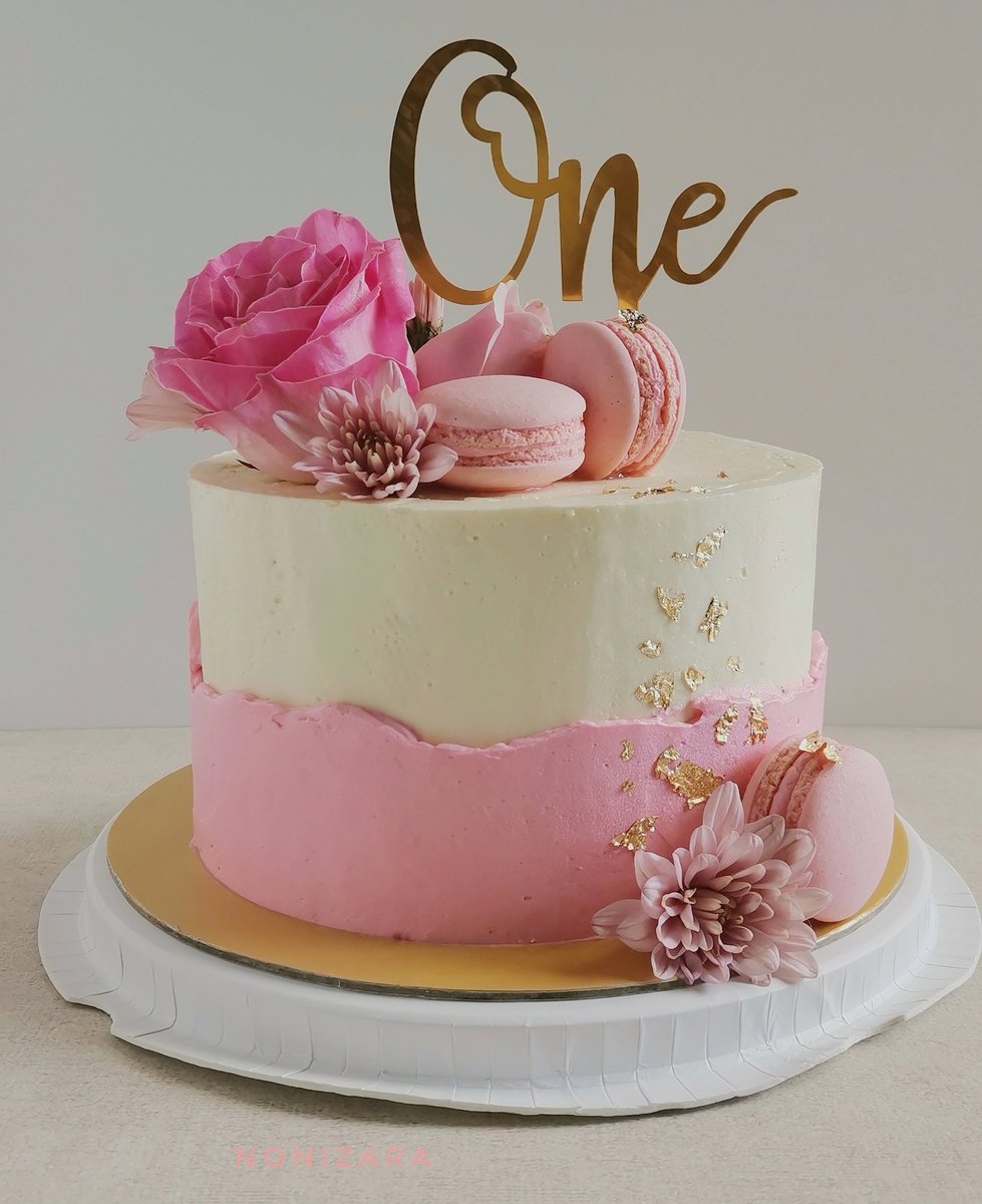 NoniZara's tweet photo. Yang di Bali, gue buka orderan custom birthday cake + cupcake ya guys! Semua pake premium, buttercream ga enek di mulut. 
DM aja~ https://t.co/DuyK6B4n6E