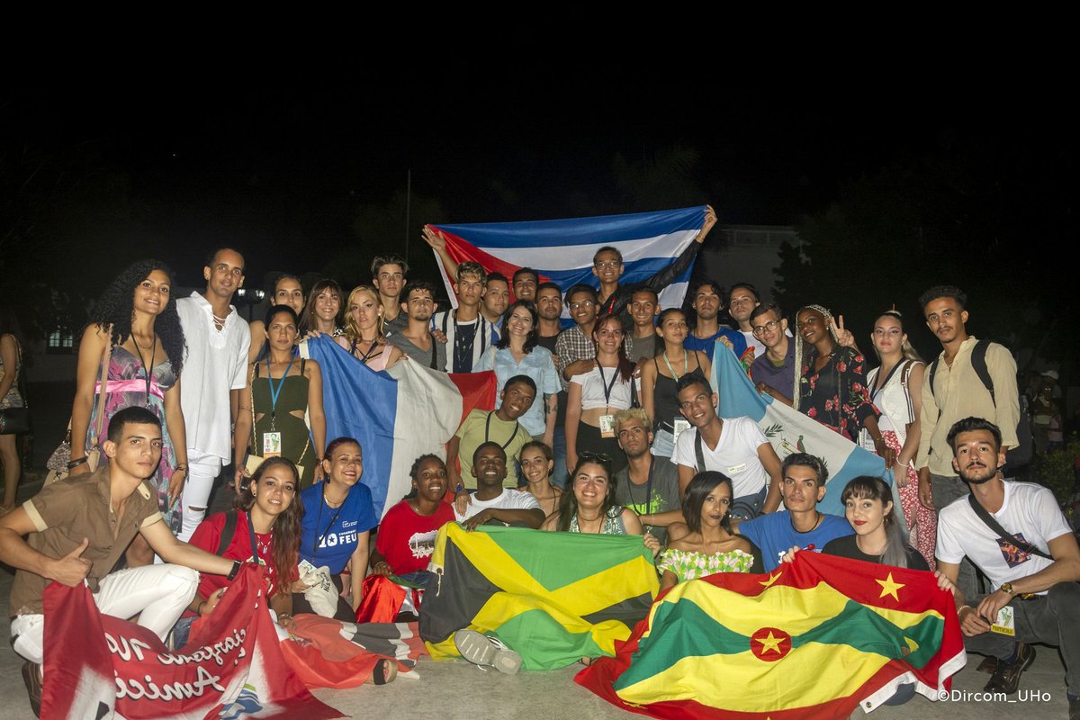 Foto para el recuerdo... anoche cerró la "Fiesta de los Abrazos" en esta 30 edición de #RomeríasDeMayo con el talento aficionado de las universidades del territorio y la presencia de nuestra querida <a href="/Ana_Hurtado86/">Ana Hurtado</a> 

<a href="/AnabelNaranjoP4/">Anabel Naranjo Paz</a> <a href="/GRGIRAL/">GlesslerRG🇨🇺🇨🇺</a> <a href="/MujeresAlSur/">Mujeres Al Sur</a> <a href="/DeZurdaTeam_/">DeZurdaTeam 📳</a>