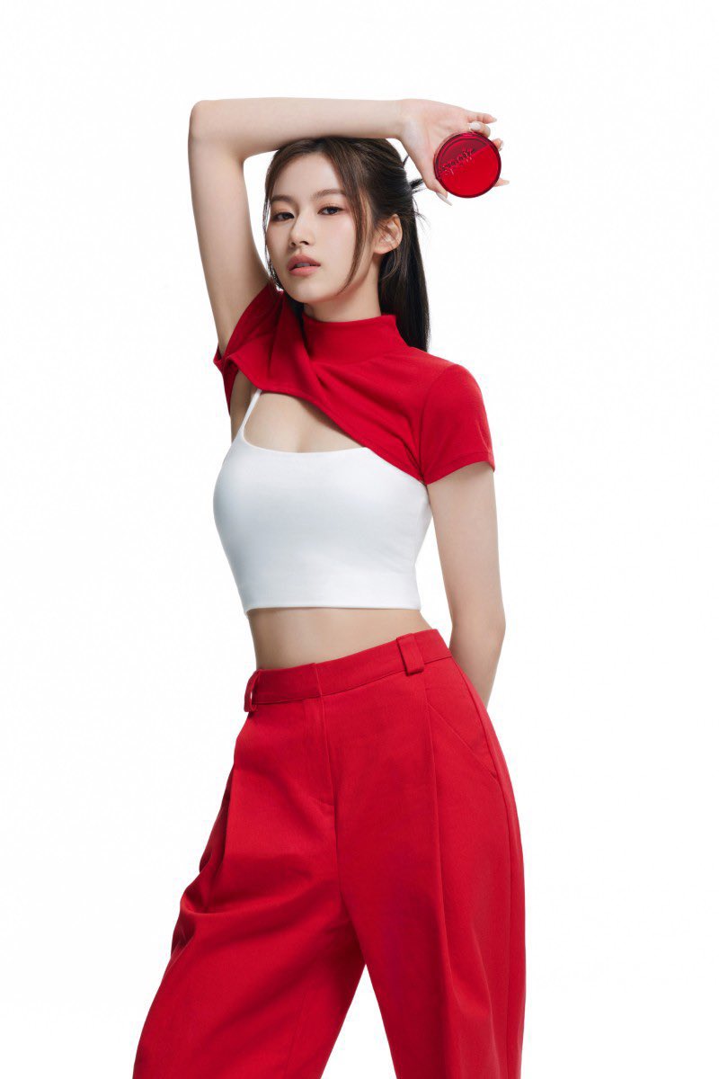 HoodieTW's tweet photo. OK SANA??? https://t.co/EiR8ImjGRt