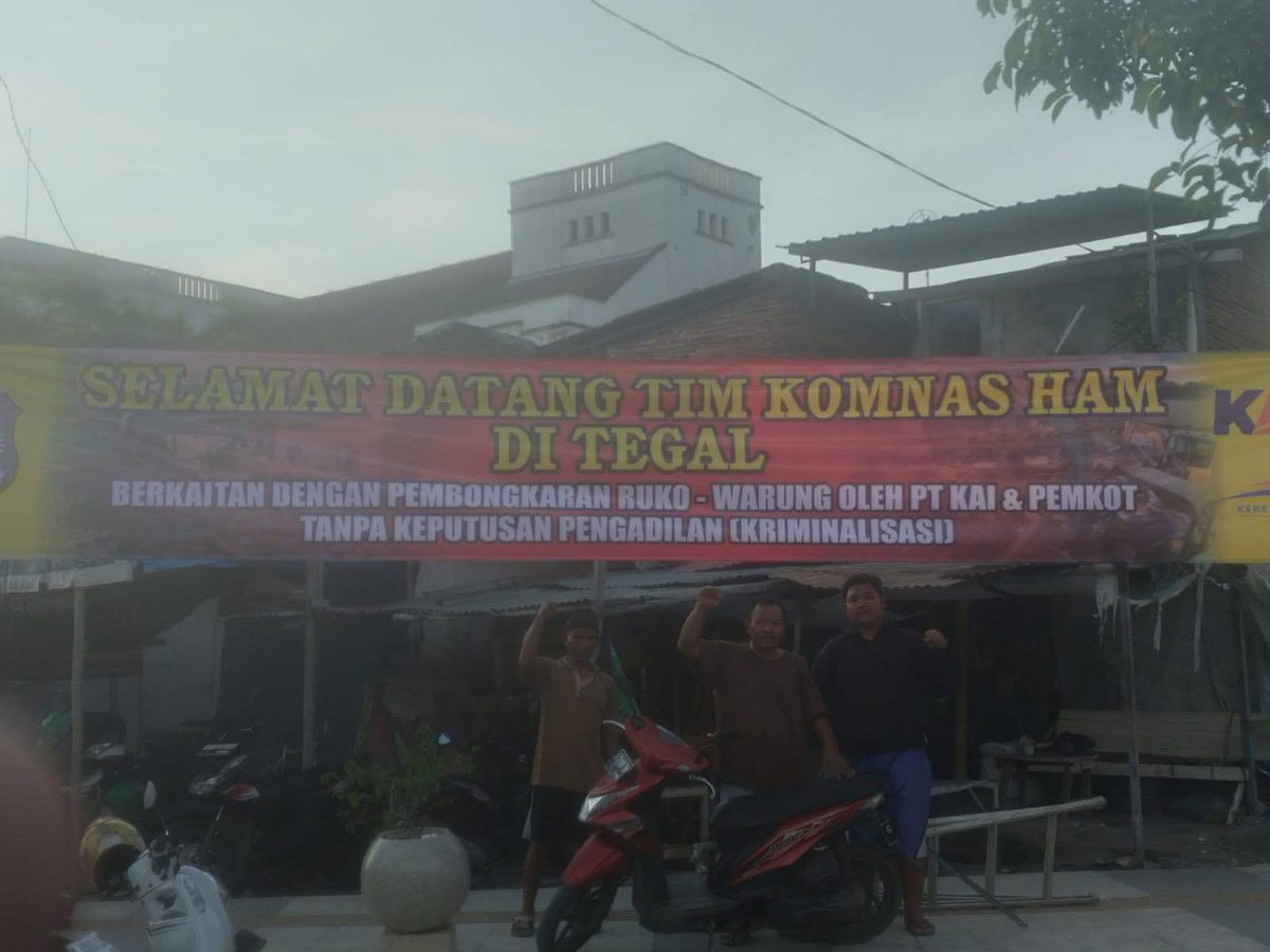 Achmad_Misrin80's tweet photo. Hari ini (8/5), warga Gg Biro sambut @KomnasHAM yg merespon aduan sengketa agraria di Kota Tegal, wrga meminta hak atas tanah krn tlh menempati 80th lbh, diatas obyek verponding 173 yg diklaim sepihk olh @PTKAIIndonesia
yth: @TjahjantoHadi @mohmahfudmd @RajaJuliAntoni @KPP_STN https://t.co/yRdZALbzxD