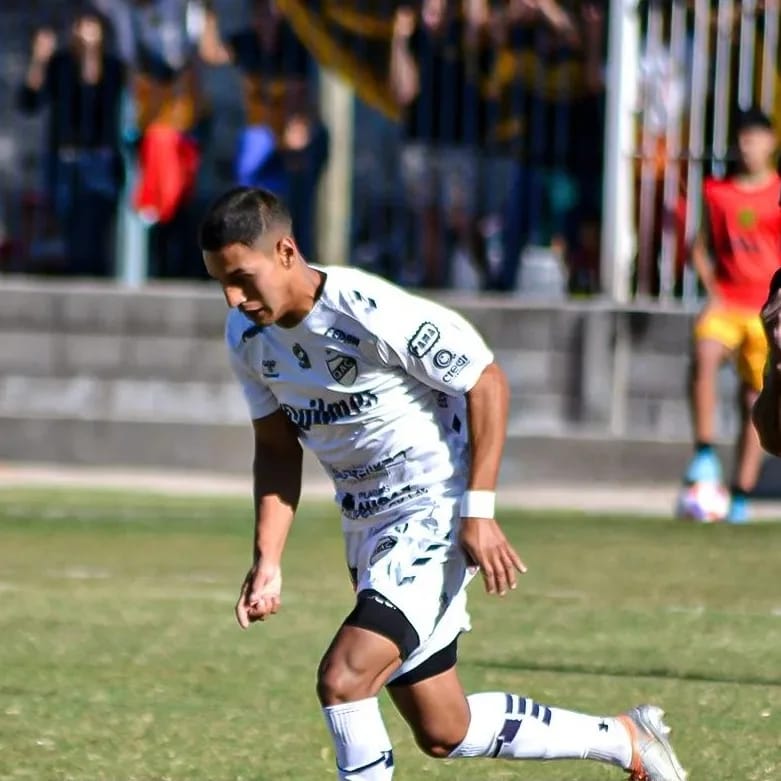 PlanetaCervece1's tweet photo. Caida de Quilmes ante Mitre por 1-0 en Santiago del Estero por la fecha 13 de la Zona B.

Flojo partido del cervecero, que le sigue costando sumar de visitante. El único tanto del partido lo convirtió Matías Almiron. https://t.co/HwQOoBVp9D