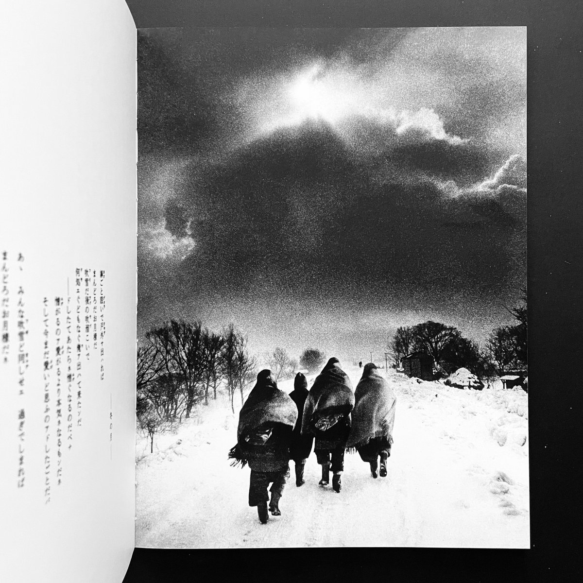 小島一郎作品集『津軽』（文・石坂洋次郎、詩・高木恭造、復刻版） #読了。私が写真を撮らなくなってから、最も衝撃的で、後悔をももたらすのが小島一郎の写真だった。『小島一郎写真集成』と重なっても、『津軽』はいい。今夏こそ津軽を訪れるぞと、毎年のように意気込んでは、挫けている。 #写真集