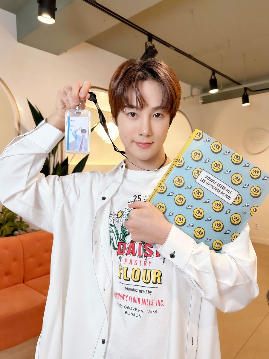 VAV_official's tweet photo. [VAV] 에이팀 선물 🎁

바브컴퍼니 월요일엔 바브도 열일! 
뱀즈도 파이팅💪🏻

#VAV #브이에이브이 https://t.co/4umwd6SCIz