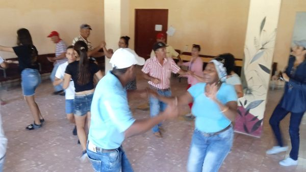 En vísperas del Día del Son Cubano desde la Casa de Cultura Lucas Buchillón de Florencia a las 10 de la mañana Bailando Casino, parejas de baile de trabajadores de cultura junto a la rueda Paso Joven,. #FlorenciaVaConTodos #CulturaComunitaria #CubaEsCultura @triana_alexis