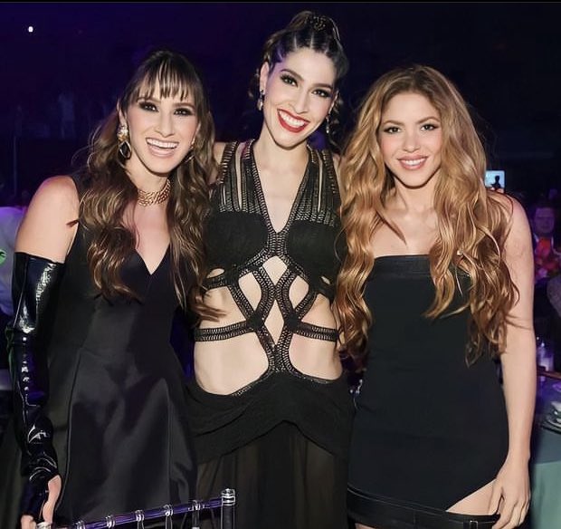 Vego_Nadamas's tweet photo. Estás chicas si que facturan @haashoficial #ReinasSoldOut y @shakira #MujerDelAño en #BBMujeresLatinas @billboard @LatinBillboards son unas guerreras y siempre brillan con sus sonrisas, esencias y carismas 🫶🏻🇨🇱❤️ las amooo!! https://t.co/8t2kfLDdt0