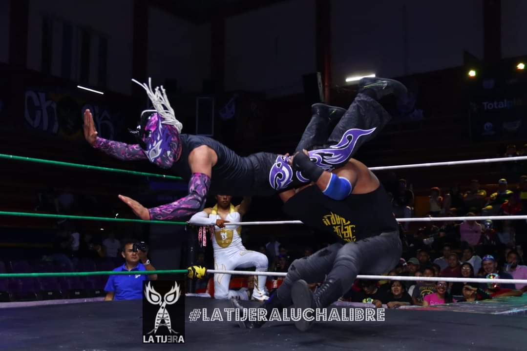 LaTijeraLucha's tweet photo. 4 jóvenes debutantes en el #TemploDeLaMagiaLuchistica, donde los técnicos #Dariux y #DragonRoss se llevan el triunfo ante los rudos #MrChivo y #JoshRios; gran labor de talento de Hidalgo que se lleva los aplausos del respetable de #InvasionIndy en el festejo del día de las madres https://t.co/hWuNb49iWq