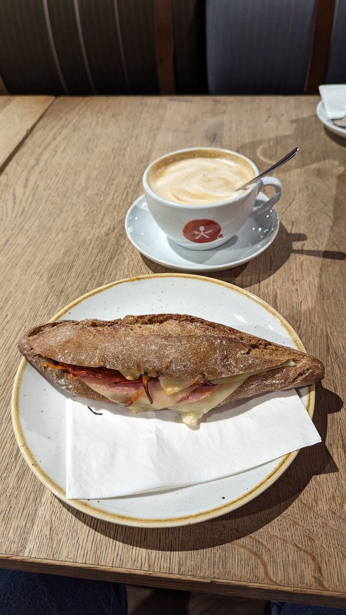 Ein letztes Frühstück bevor es in den Flieger geht <a href="/DerBeToiba/">beToiba🎸🕹️</a> <a href="/repliram/">RepRam</a>