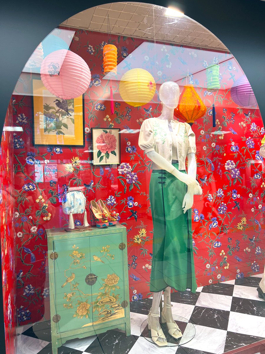 「そういえば今ルミネエスト新宿でケイタマルヤマ×リリーブラウンのコラボの展示があっ」|🍮現地全通🧁のイラスト
