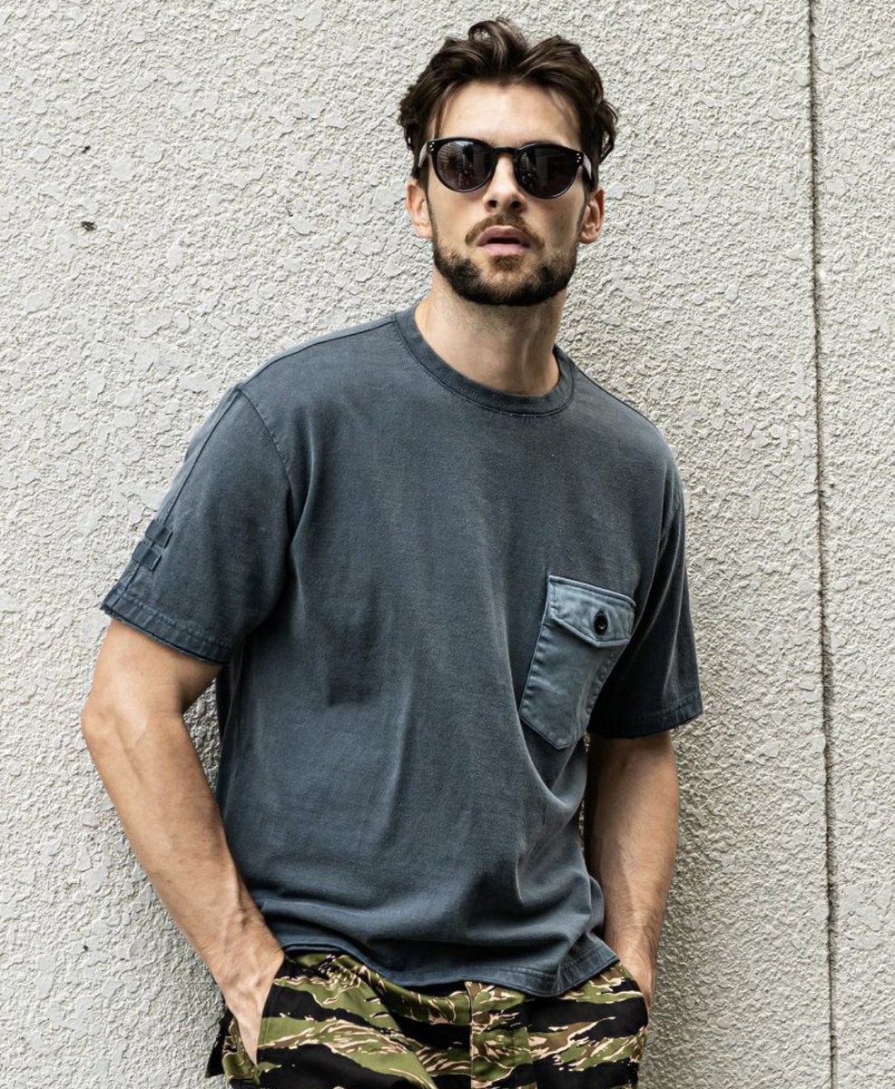 wjk_official's tweet photo. 【wjk new item】

"military pocket-Tee”

ミリタリーアレンジを施した武骨なポケットTシャツ。

 ヴィンテージライクなパッカリングを狙った巻き縫い風縫製、袖につけたテープ等でミリタリー感を表現。

https://t.co/tbtTjEjim4

#wjk #fashion #pockett https://t.co/6yBtA3Ua3p