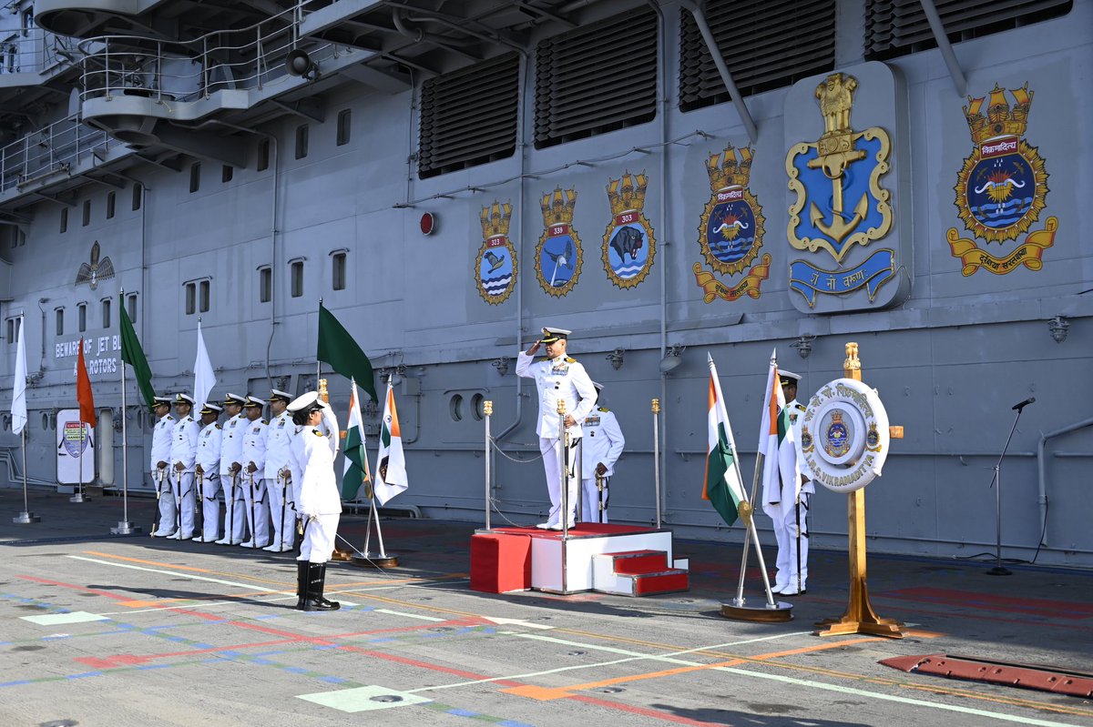 loveindiannavy's tweet photo. #ChangeOfCommand
#AircraftCarrier
Capt Vishal Bishnoi took over Command of #INSVikramaditya from Capt Susheel Menon, VSM at Karwar today. A fighter pilot, he is an alumnus of #NDA, #DSSC #HACC &amp; has earlier commanded INAS 300 &amp; IN Ships Ghariyal, Trikand &amp; Dega
#IndianNavy
#HQKNA https://t.co/MytLTrZX1f