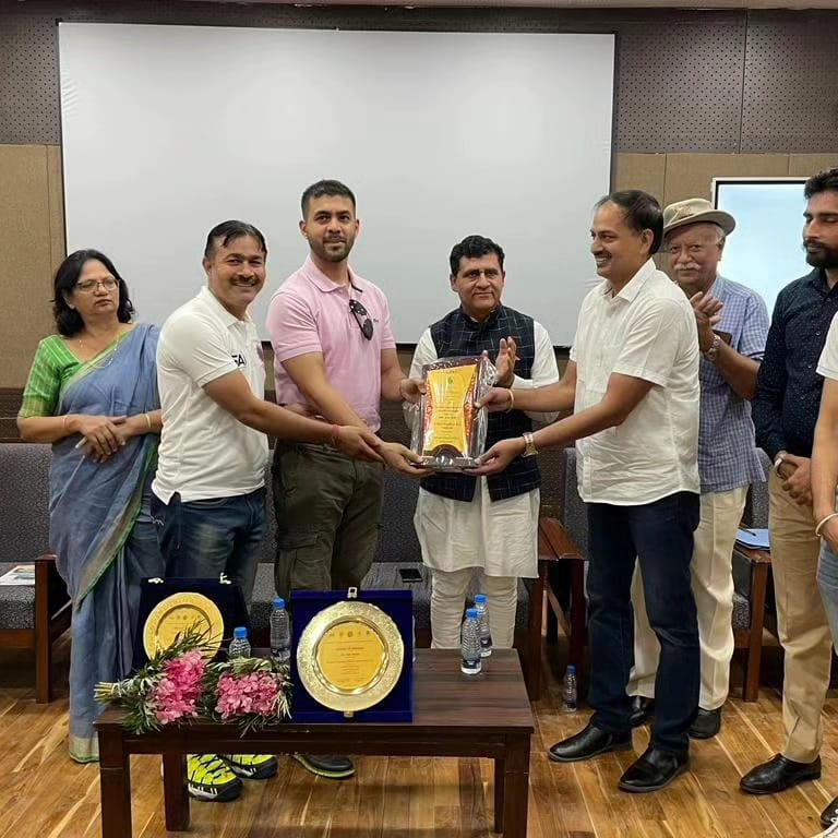 SETransStadia's tweet photo. Honored to have our MD & President of @yogasanaindia Sh Udit Sheth along with Mr.Anupam Dasgupta from team TransStadia at the closing ceremony of the 3rd National Yogasana judges training program.
#yogasana #yogasanasports #judgestraining #transstadia #sports #development https://t.co/PXGArSLqIb