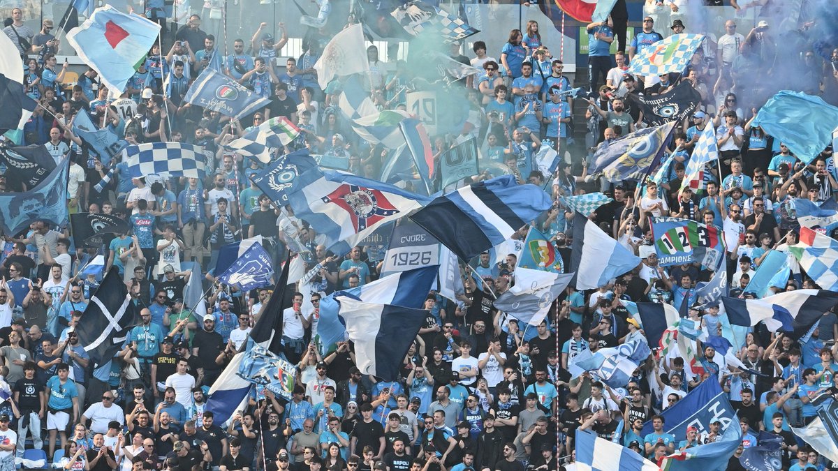 🎉Newly-crowned #NAPOLI back home

🥳Pure joy for the players, staff &amp; fans at the Stadio Diego Armando Maradona🇮🇹

🏆The club have secured their 1st #SerieA title in 33 years following the 1-1 draw in Udine on May 5

#NAPOLISCUDETTO #Napul3 #NapoliFiorentina <a href="/Indo_Napoletano/">Fans Napoli Indonesia</a>