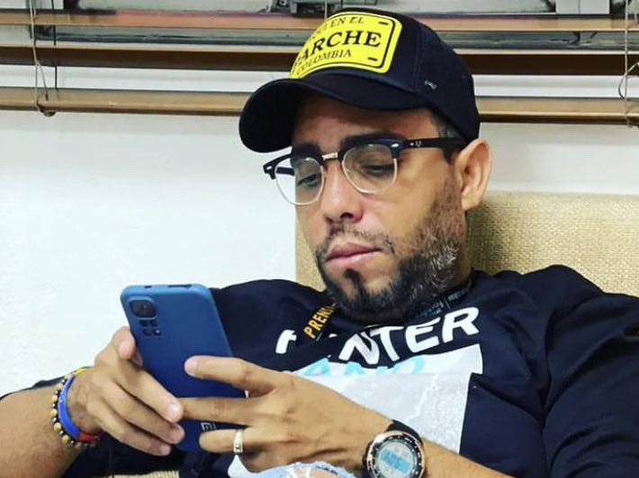 BaracoeroC's tweet photo. Alex Reynoso, tu partida significa un duro golpe para mi. Porque trabajamos juntos por 16 años, tiempo suficiente para decir que perdí un grande amigo, un buen fotógrafo y un excelente esposo y padre. Que la tierra te sea leve y que tu alma encuentre la paz eterna que mereces. https://t.co/NxvkCVZmRu