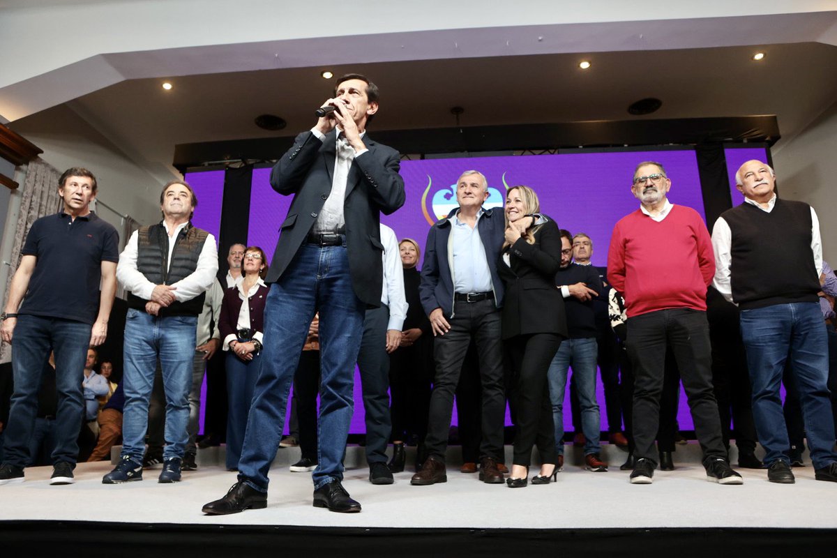 GerardoMorales's tweet photo. En Jujuy demostramos que no hay provincias inviables. Asumimos un gobierno dado vuelta, pero con orden y liderazgo marcamos un antes y un después. ¡Profundizar este modelo es el desafío y hacia allá vamos con @carlossadirjuy! 

Gracias, querida Tulia, por acompañarme siempre. https://t.co/H2BkM3J3a9