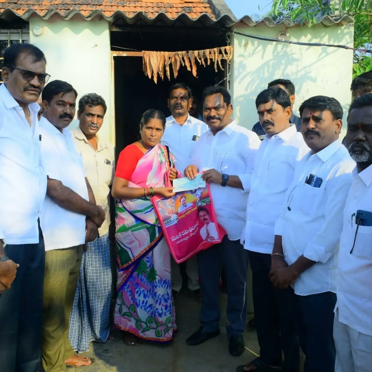 Ravishankar_BRS's tweet photo. చొప్పదండి నియోజకవర్గం 

గంగాధర మండల గర్షకుర్తి గ్రామంలో ఇంటింటి కి వెళ్లి 8 మంది కళ్యాణ లక్ష్మి లబ్దిదారులకు 8,00,928 లక్షల రూపాయల విలువగల  చెక్కులను పంపిణీ చేయడం జరిగింది.
@KTRBRS 
@SantoshKumarBRS 
@vinodboianpalli 
@RaoKavitha https://t.co/uZizvPEBEm
