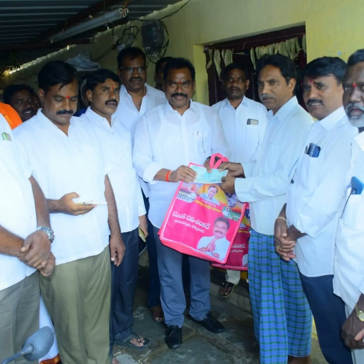 Ravishankar_BRS's tweet photo. చొప్పదండి నియోజకవర్గం 

గంగాధర మండల గర్షకుర్తి గ్రామంలో ఇంటింటి కి వెళ్లి 8 మంది కళ్యాణ లక్ష్మి లబ్దిదారులకు 8,00,928 లక్షల రూపాయల విలువగల  చెక్కులను పంపిణీ చేయడం జరిగింది.
@KTRBRS 
@SantoshKumarBRS 
@vinodboianpalli 
@RaoKavitha https://t.co/uZizvPEBEm
