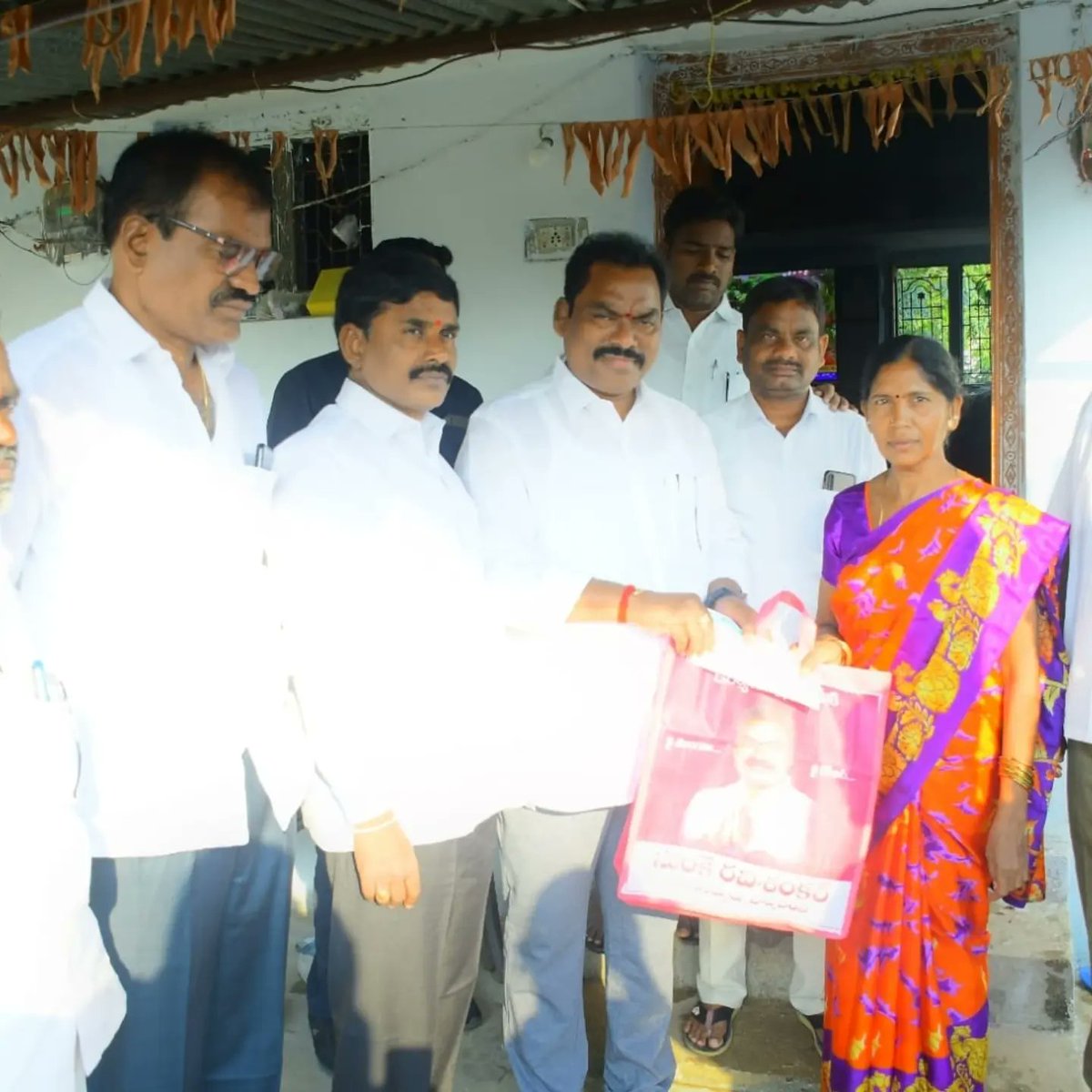 Ravishankar_BRS's tweet photo. చొప్పదండి నియోజకవర్గం 

గంగాధర మండల గర్షకుర్తి గ్రామంలో ఇంటింటి కి వెళ్లి 8 మంది కళ్యాణ లక్ష్మి లబ్దిదారులకు 8,00,928 లక్షల రూపాయల విలువగల  చెక్కులను పంపిణీ చేయడం జరిగింది.
@KTRBRS 
@SantoshKumarBRS 
@vinodboianpalli 
@RaoKavitha https://t.co/uZizvPEBEm