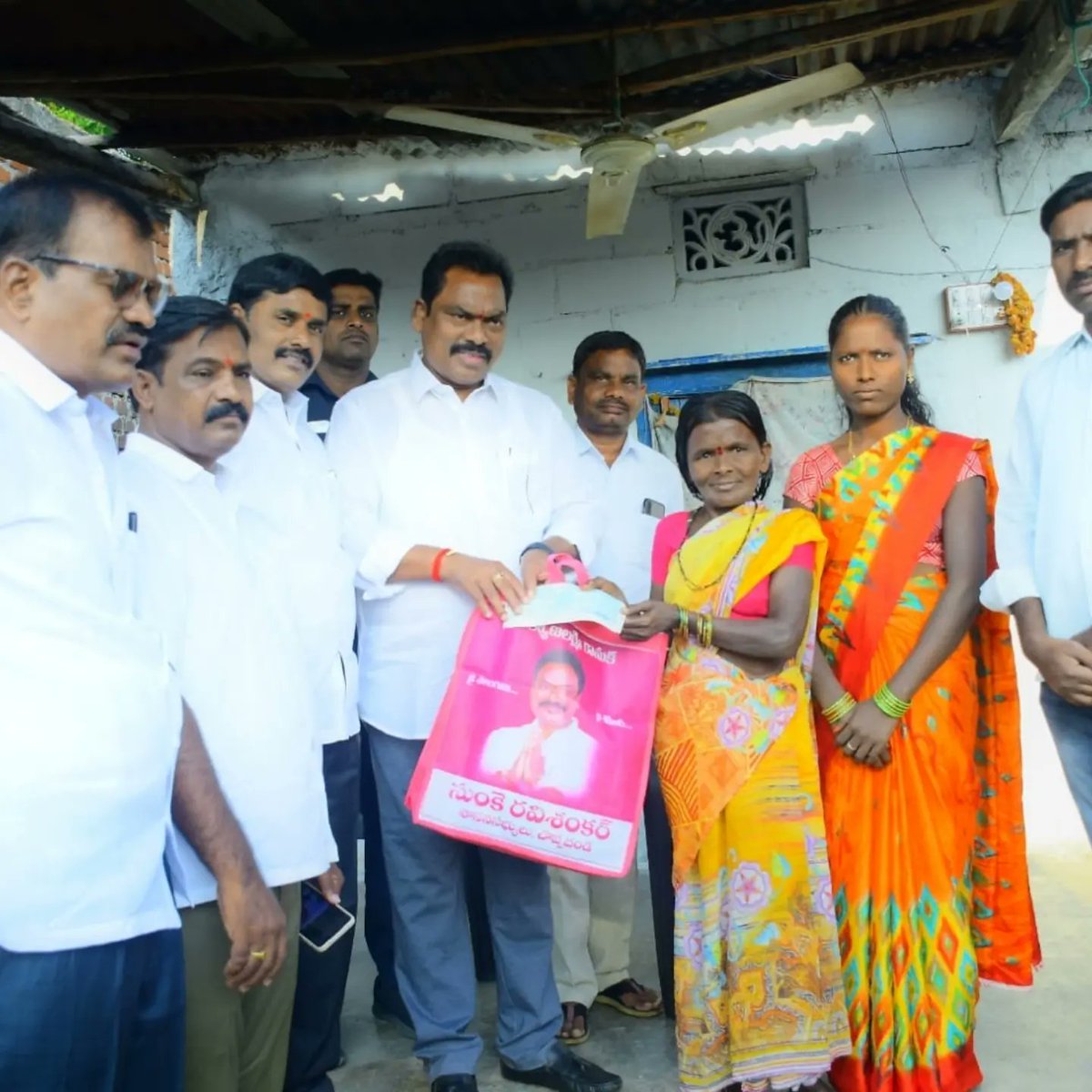Ravishankar_BRS's tweet photo. చొప్పదండి నియోజకవర్గం 

గంగాధర మండల గర్షకుర్తి గ్రామంలో ఇంటింటి కి వెళ్లి 8 మంది కళ్యాణ లక్ష్మి లబ్దిదారులకు 8,00,928 లక్షల రూపాయల విలువగల  చెక్కులను పంపిణీ చేయడం జరిగింది.
@KTRBRS 
@SantoshKumarBRS 
@vinodboianpalli 
@RaoKavitha https://t.co/uZizvPEBEm
