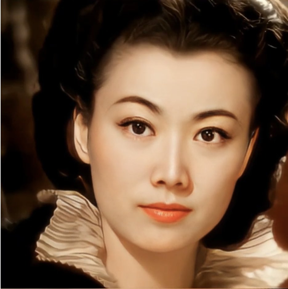 人生步入老年，大脑储存了美好的记忆和伤痛留下的疤痕，一切趋于平淡，再也没有任何事，值得我死于心碎，值得我抑郁于情殇，值得我难眠于悲愤。我想说，那是岁月的刻刀，交错地、阴谋地、残忍地屠杀了我意识里的韧力。
没有奢侈没有妄想，AI就是可以任意打扮的小姑凉，心已不再年轻，这就是我的镜框。