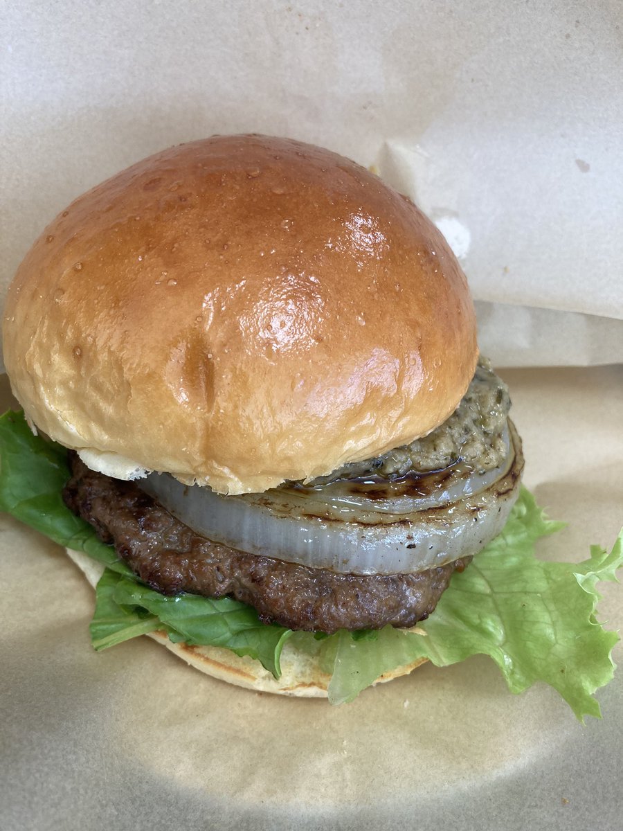 tenderbuns_jp's tweet photo. GW中に出会ったコアラ島バーガーの
“島オニオンステーキバーガー”🍔

とってもオニオンが甘くジューシーでビーフパティとの相性も抜群👌

バーニャカウダソースがまたいい仕事をしていて美味しいハーモニーでした❤️
ご馳走様でした！

休み明けお仕事頑張ります💪

#コアラ島バーガー 
#淡路島たまねぎ https://t.co/sidnr4tOJy