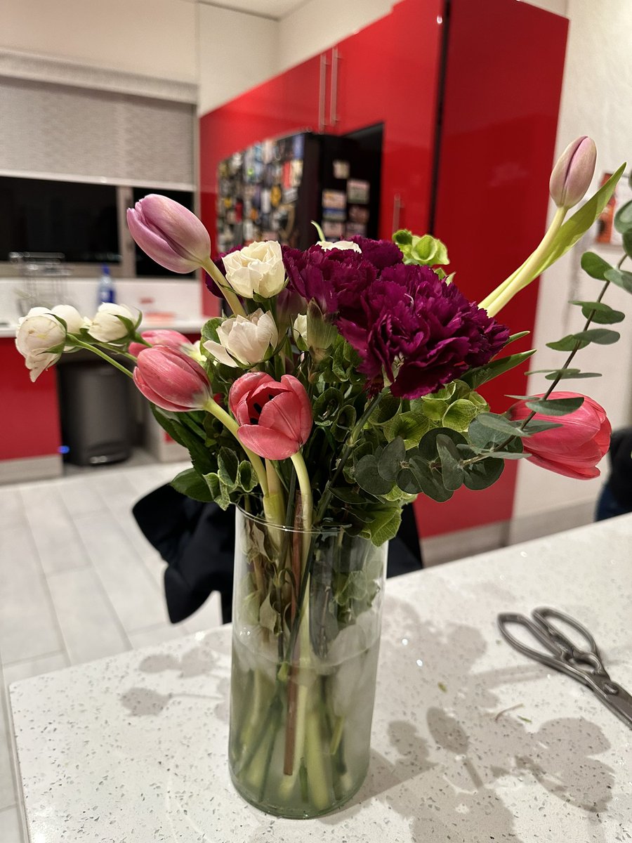 Encontré un nuevo hábito bonito de comprarme flores en algún mercadito y hacer arreglos para mi cuarto, lo recomiendo ampliamente 🫶🏼