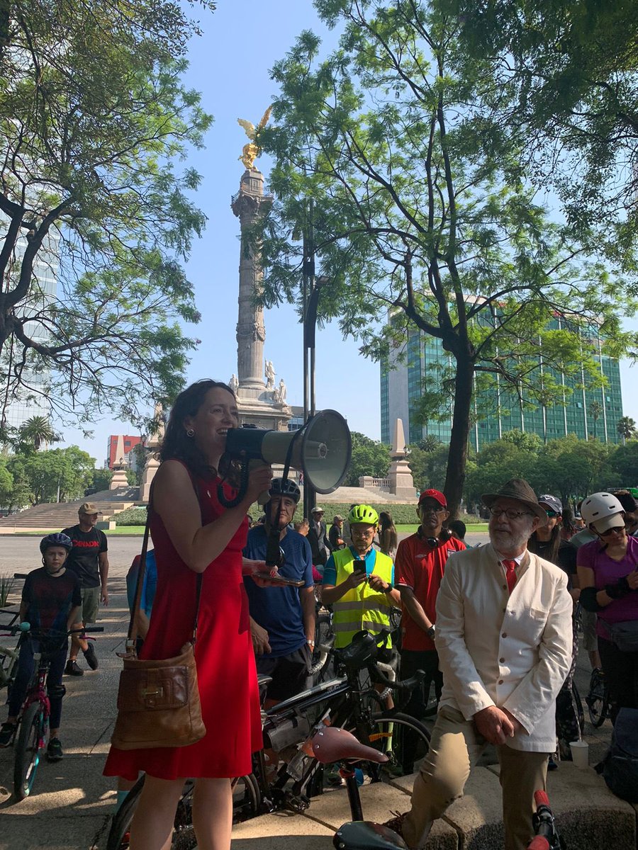 AmyClemitshaw's tweet photo. Hoy hice una rodada en bici por el centro de #CDMX, para celebrar la coronación del Rey Carlos III - una persona muy comprometida con los valores de comunidad y sostenibilidad 🤝🌳🚲

¡Sol, scones, gaitas y buena onda! ¡Gracias mil @bromptonmexico @standrewsmx y @BritSocMexico! https://t.co/3Prpw2p4me