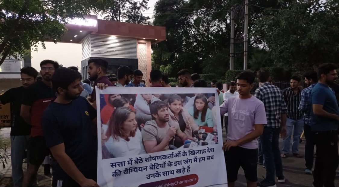 ccshausu's tweet photo. कल एशिया की सबसे बड़ी एग्रीकल्चर यूनिवर्सिटी CCSHAU Hisar में gate no 4 पर महिला पहलवानों के समर्थन में कैंडल मार्च निकाला।
@Phogat_Vinesh @BajrangPunia @geeta_phogat @SakshiMalik @pawankumar86kg https://t.co/HsXoUAxVzN