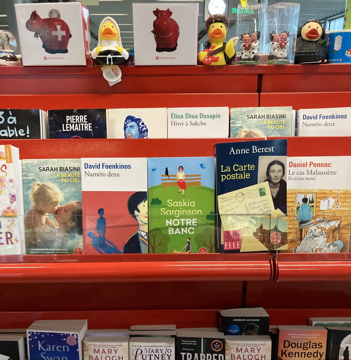 Morning, <a href="/SaskiaSarginson/">Saskia Sarginson</a> - look what I spotted in prime position at Geneva airport 😎
#notrebanc #thebench #genève