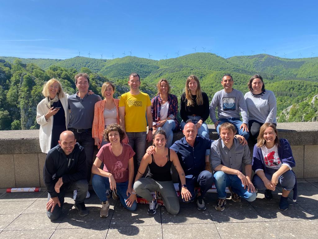 NafarIkastolak's tweet photo. [EUS] Nafarroako Ikastoletako zuzendariak Arantzazun izandako ZUMIN nazionalean.

[CAS] Directores y directoras de las ikastolas navarras en la reunión de ZUMIN.
#EHIkastolak #ZUMIN #Arantzazu https://t.co/oe3wXpTgrp