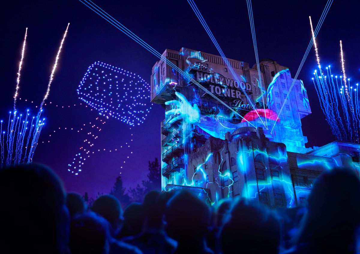 DisneylandParis's tweet photo. Bonne nouvelle ! Le spectacle Avengers : Power the Night qui devait s’arrêter aujourd’hui, reviendra du 1er septembre au 5 novembre 2023 ! L’occasion de voir ou revoir ce spectacle de drones épique 🦸‍♀️💥 #DisneylandParis30 https://t.co/LkltCD3ecW